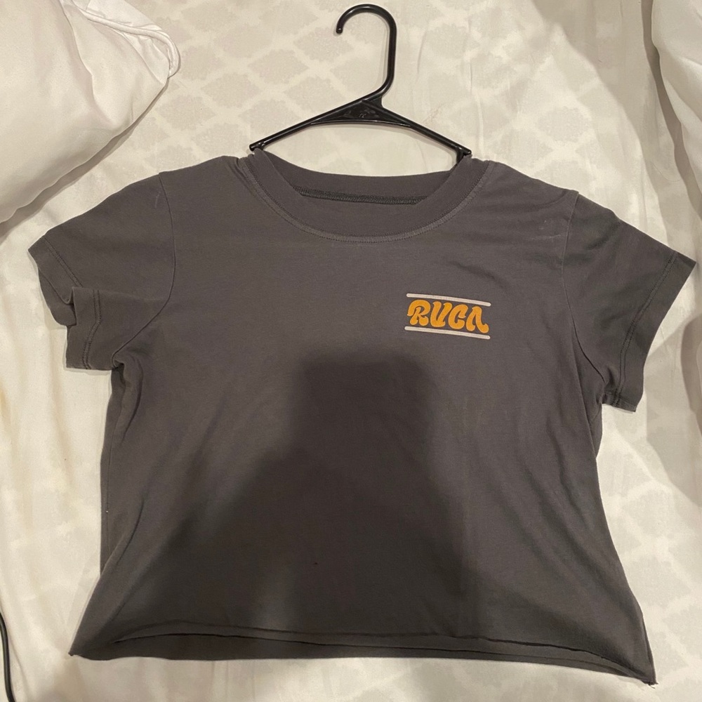 Cropped grey rvca shirt